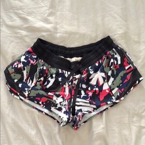 Lululemon Hotty Hot Short low-rise 2.5”